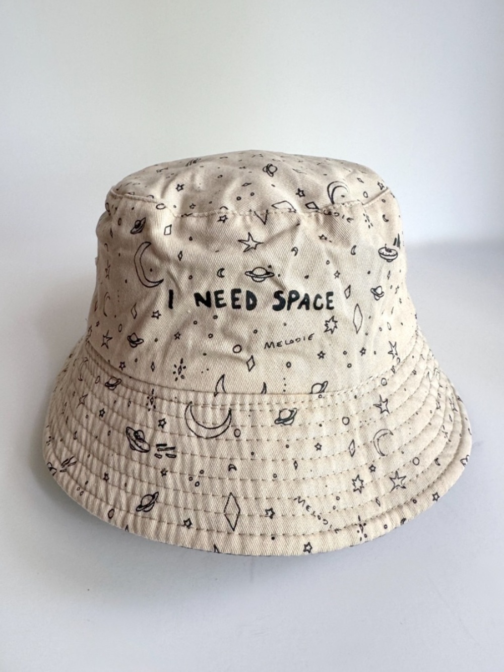 Melodie I Need Space Reversible Black and Tan Bucket Hat - Picture 3 of 7